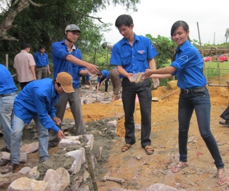 ĐVTN giúp các hộ dân xây dựng công trình vệ sinh đạt tiêu chuẩn NTM